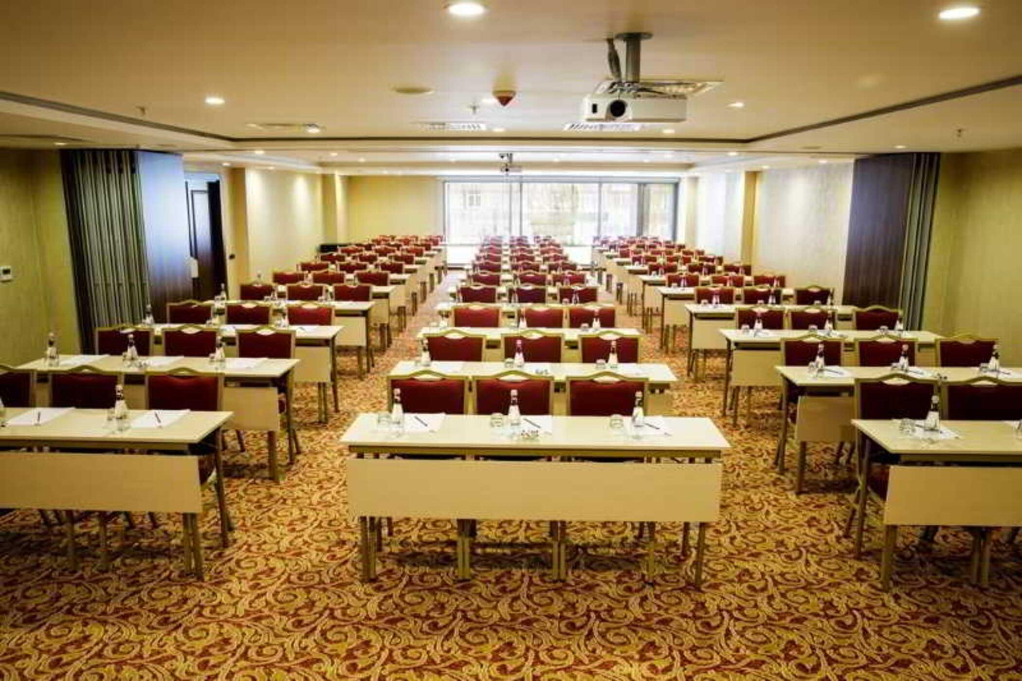 Отель Grand Aras & 4*